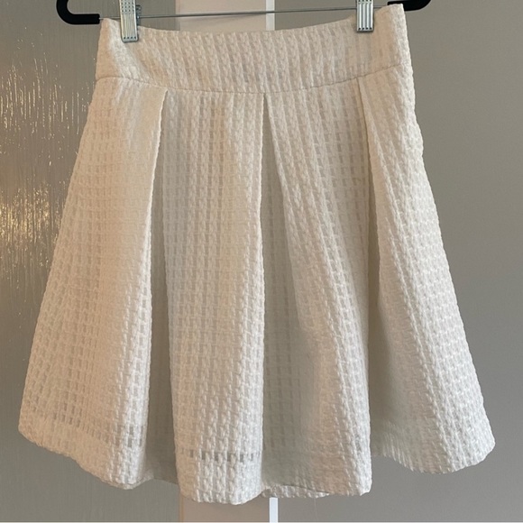 RW & Co. Pleated Circle Mini Skirt, White Woven Knit, Size 6, EUC - Picture 3 of 6